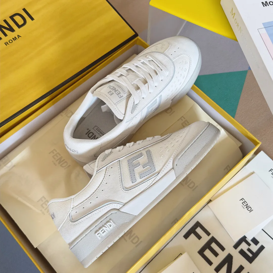 [FENDI] Top P: 720💰 Couple model ▪️ Size: Women's model 35-41 / Men's model 39-45 Top version: Fendi Fendi match series Couple model, film, casual sports shoes, sneakers, original purchase, development and production of these FENDI Match lace-up sports shoes. Small perforations accent the upper. Made of white leather with beige suede details. Matcha green leather FF applique. Rubber sole with FENDI lettering on the side. Comes with exquisite packaging at the counter🛍📦 ▪️ Fabric: Original custom imported first-layer cowhide ▪️ Lining: Imported custom breathable mesh ▪️ Sole: Original molded TPU two-color combination sole ▪️ Sole thickness: 3CM.